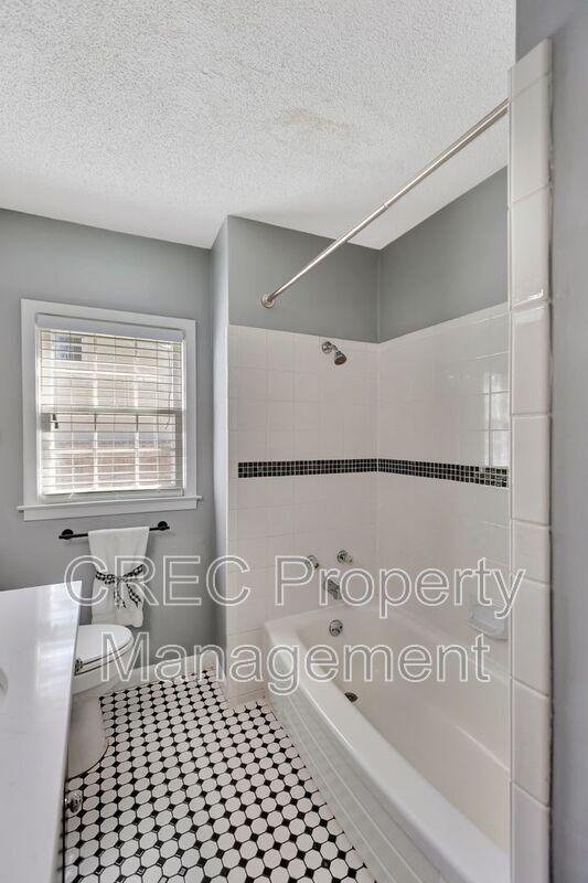 Building Photo - 204 S Hampton St