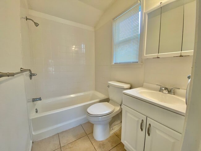 Building Photo - Pre-leasing now - 3 bed /2 bath - available 6/10/2026