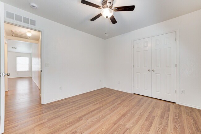 Building Photo - 2813 Edgemere Dr