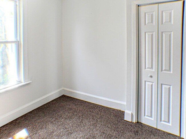 Building Photo - Point Breeze Three Bedroom Home