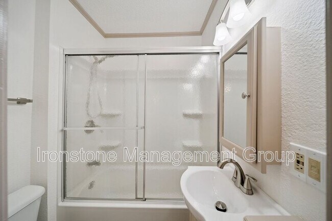 Building Photo - 13515 S Fern St