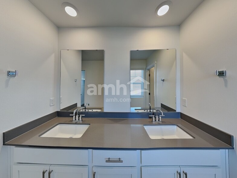 Building Photo - 4744 85th Dr NE