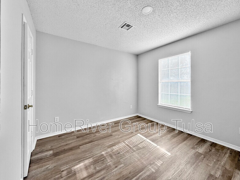 Building Photo - 8917 N 148th E Ave