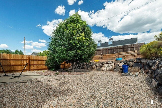 Building Photo - 3 Bed - 2 Bath, 1 Car Garage Single Level ...