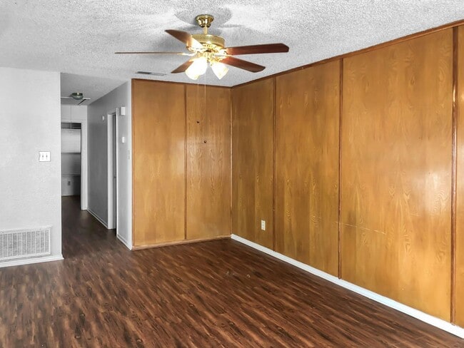 Building Photo - 821 N Mesquite St