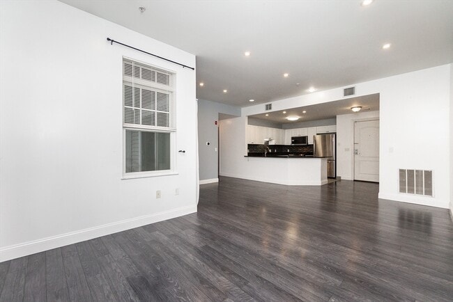 Building Photo - 614 Pond St