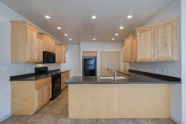 Building Photo - 3 Bedroom Plus Office in The Knolls at Little Valley