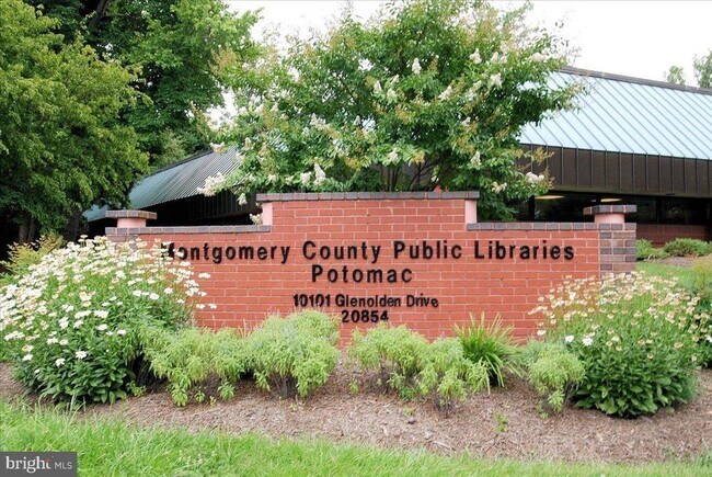 Building Photo - 9917 Kendale Rd