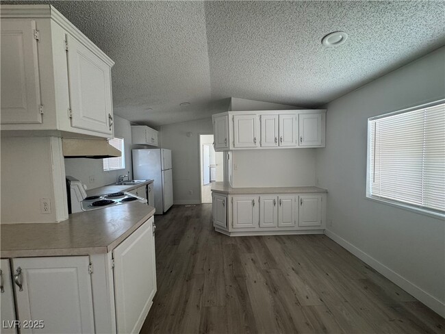 Building Photo - 900 Firebird Cir