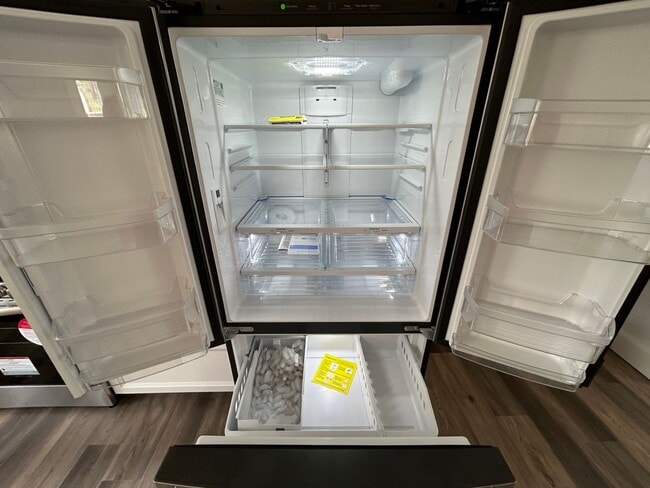 Building Photo - 3 Bedroom 1 Bath Beautiful House with Fenced Yard & Garage