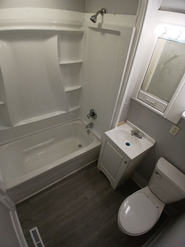 Building Photo - 2011 School St