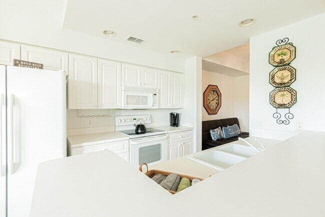 Building Photo - Seasonal Condo Rental At Golf & Country Club