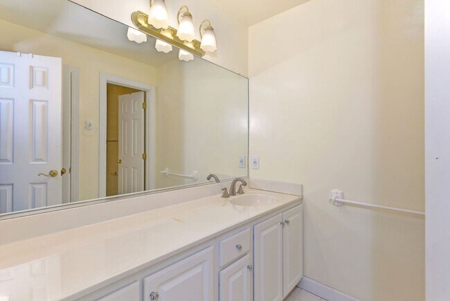 Building Photo - Low Maintenance Living in Williamsburg