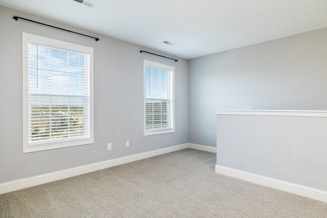 Building Photo - Maryville 37801 - 4 bedroom, 2.5 bath home...