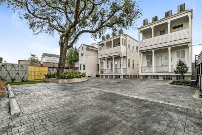 Building Photo - 1525 Carondelet St