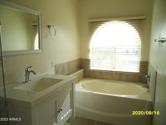 Building Photo - 687 S Sahuaro Dr