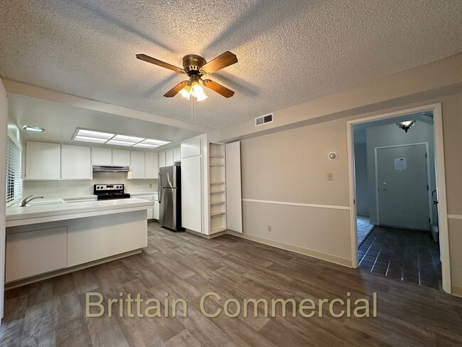 Building Photo - 6531 Lake Park Dr