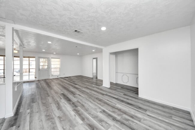 Building Photo - 8011 La Roche Ln