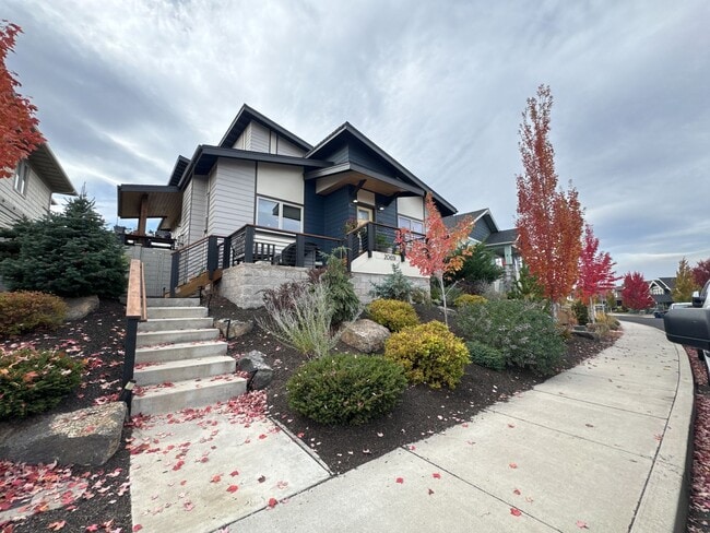 Primary Photo - FULLY FURNISHED ALL-INCLUSIVE STUNNING HOM...