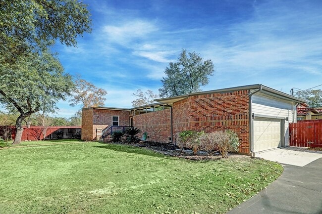 Building Photo - 12903 Figaro Dr