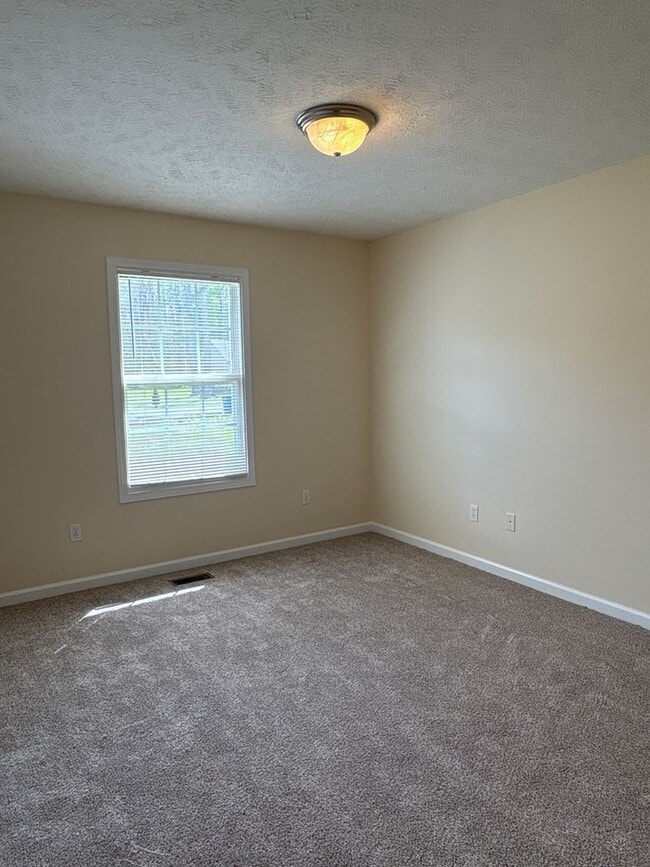 Building Photo - Charming 3 Bedroom Home with Large Yard