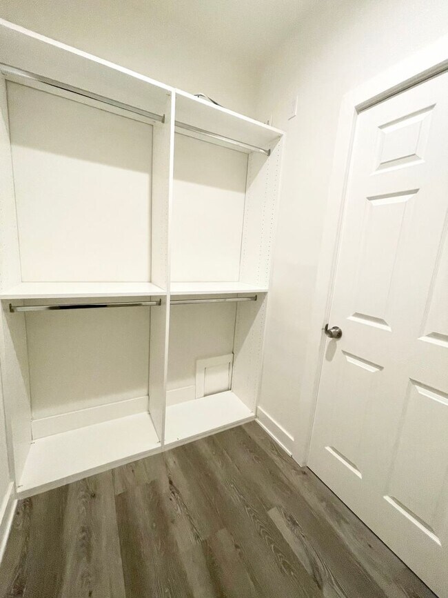 Building Photo - ***1 Bed 1 Bath apartment in the most desi...