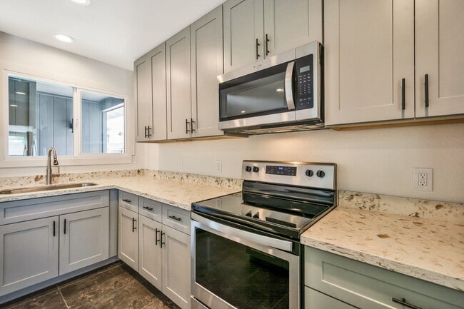 Building Photo - Spacious 6-Bedroom, 3.5-Bath Pool Home Near ASU Campus