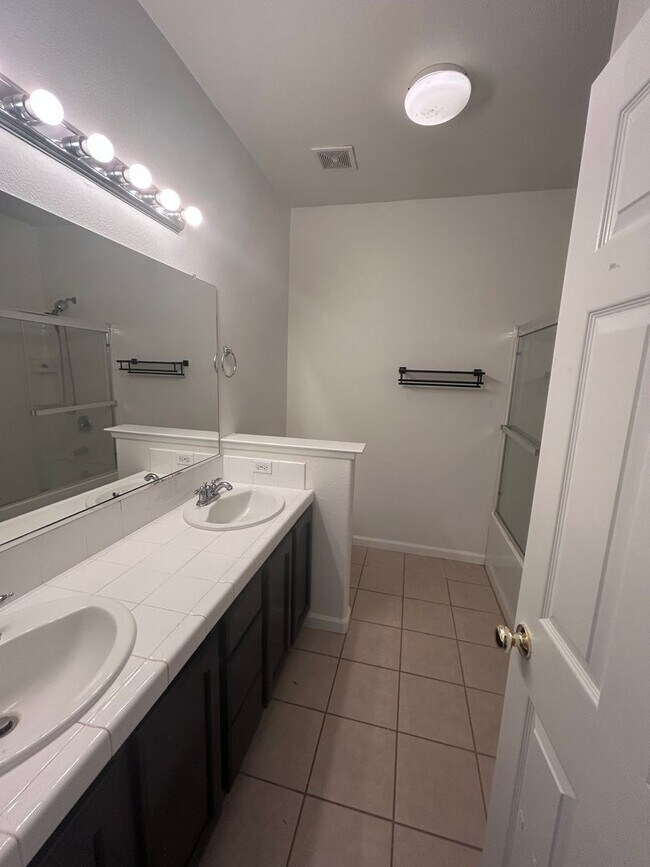 Building Photo - 3 bedroom 2 bath in Lemoore with SOLAR!