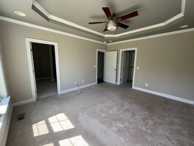 Building Photo - Like New and Move-in Ready!!