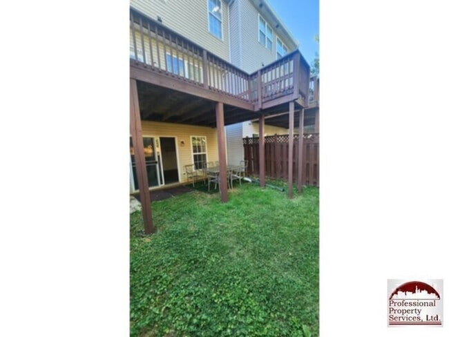 Building Photo - Spacious 3 Level Townhome In Wellington Tr...