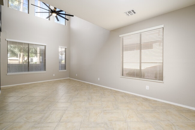 Living room - 1024 E Frye Rd