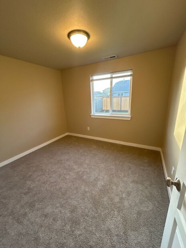 Building Photo - Single Level 3 Bedroom / 2 Bath Home in Albany ~ Don't Delay Apply Today!