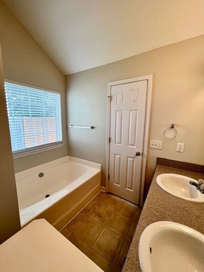 Building Photo - 110 Faybrook Dr