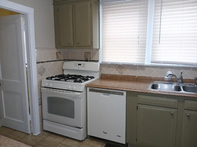 Building Photo - Adorable 4 Bed | 2 Bath in Longfellow