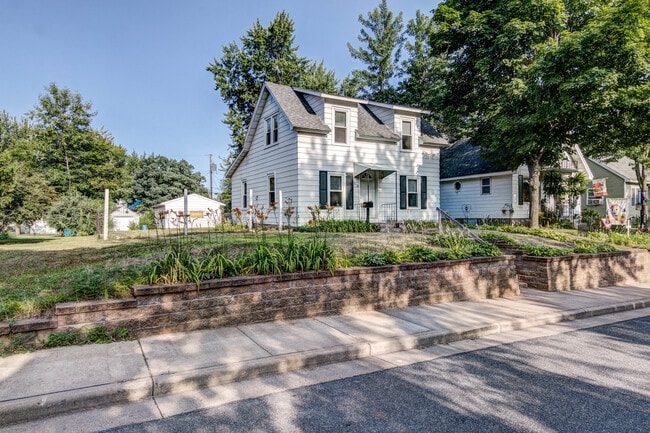 Building Photo - 616 Davis Ave