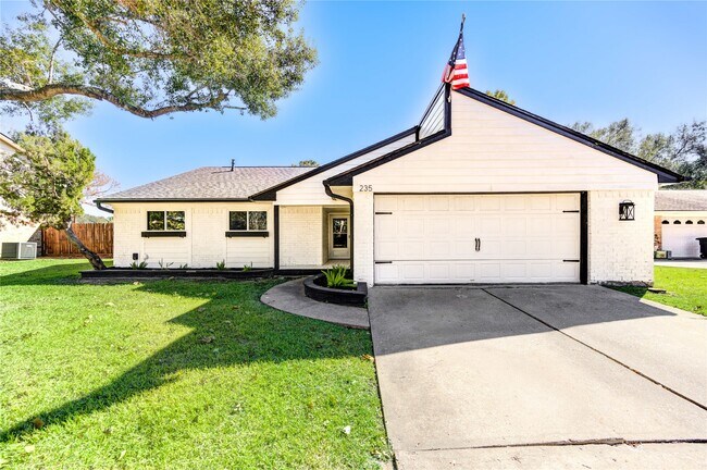 Primary Photo - 235 E Castle Harbour Dr