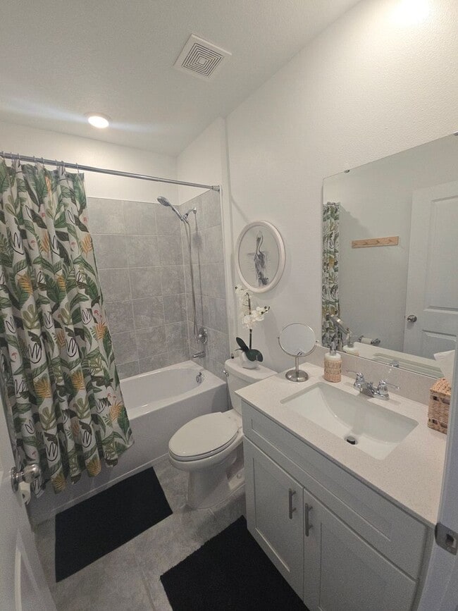 Building Photo - 3 bed 2 bath home fully furnished