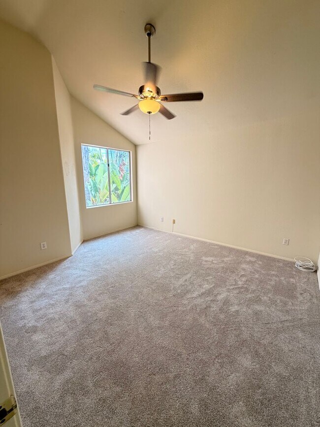 Building Photo - Beautiful 3 Bedroom, 2.5 Bathroom Newport ...