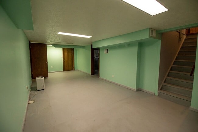 Building Photo - AVAILABLE AUGUST 15TH, 2026 - CHARMING 4 B...