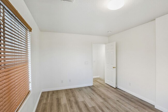 Building Photo - Beautiful 3 Bed Home With 3 Full Baths And Bed and Full Bath On 1st Floor