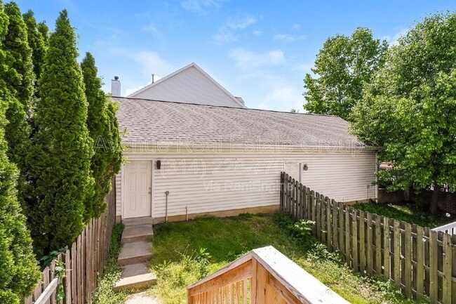 Building Photo - 404 N Sarah St
