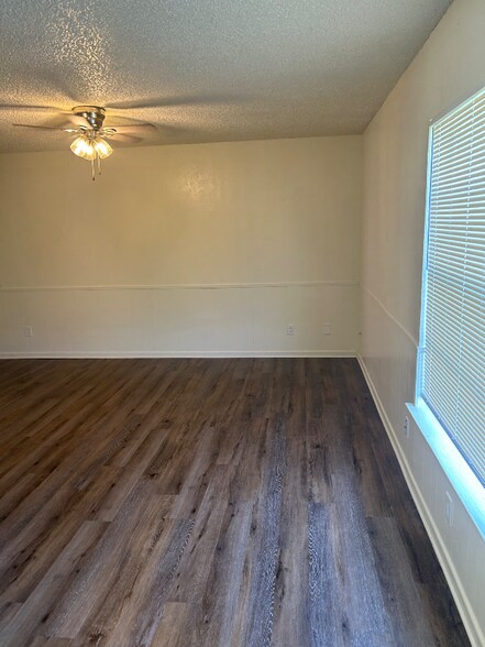 Building Photo - 1702 Kirk Ave