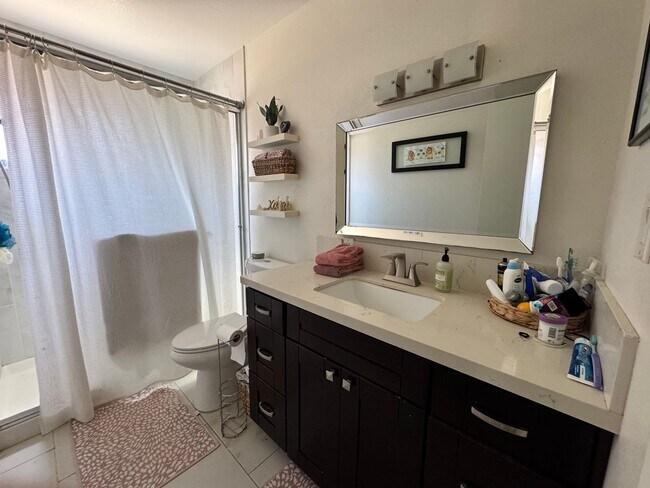 Building Photo - Beautifully Updated 4 Bedroom, 3 Bath Sing...