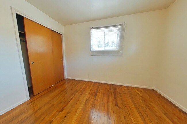 Building Photo - 2 Bedroom Duplex ~ Close to Campus