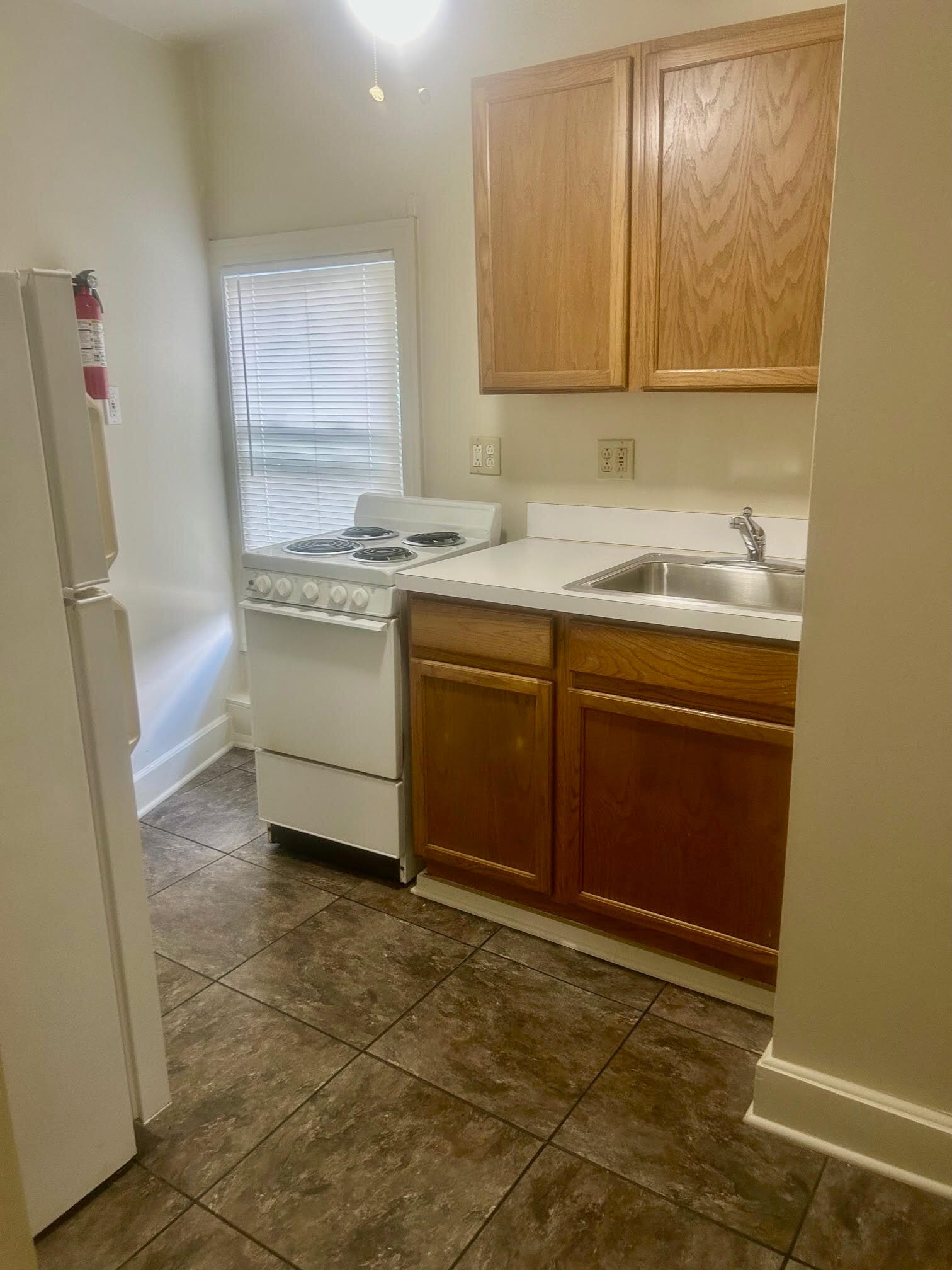 remodeled kitchen w/ceiling fan - 124 College Pl