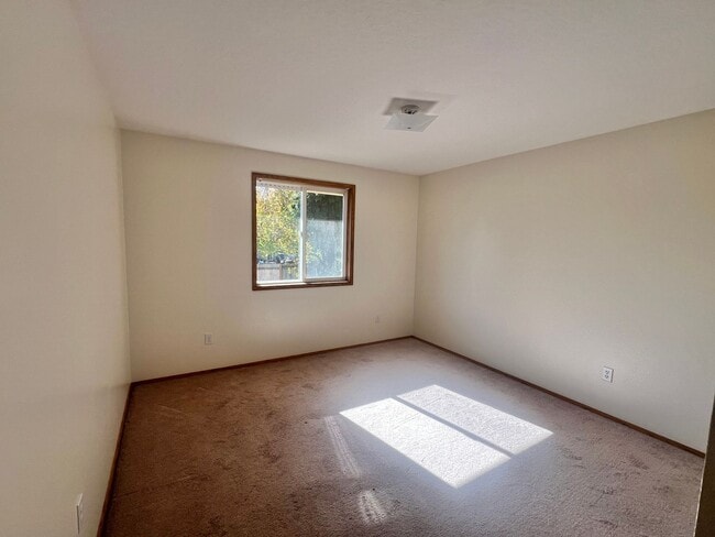 Building Photo - Spacious Home with Large Backyard in Union...