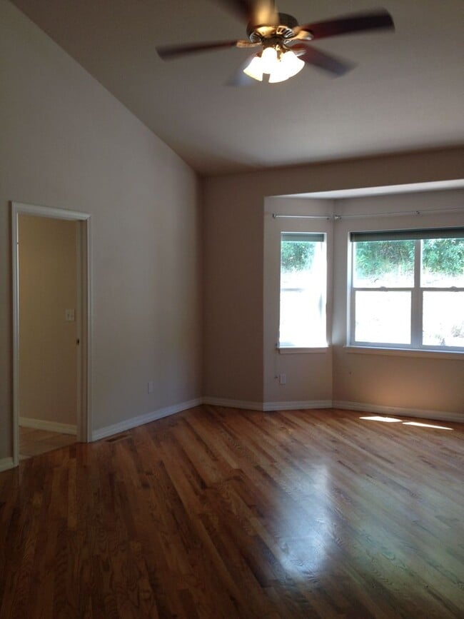Building Photo - 5 Bd Ranch Home in School D-20