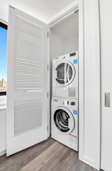 Building Photo - 520 W 43rd St