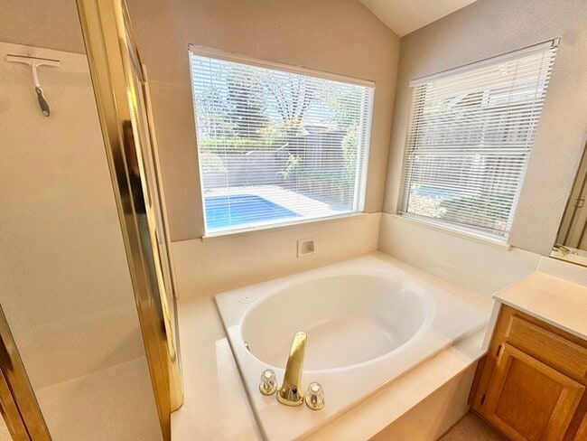 Building Photo - Beautiful 4 bedroom 3 bath home in the Hillsborough community!
