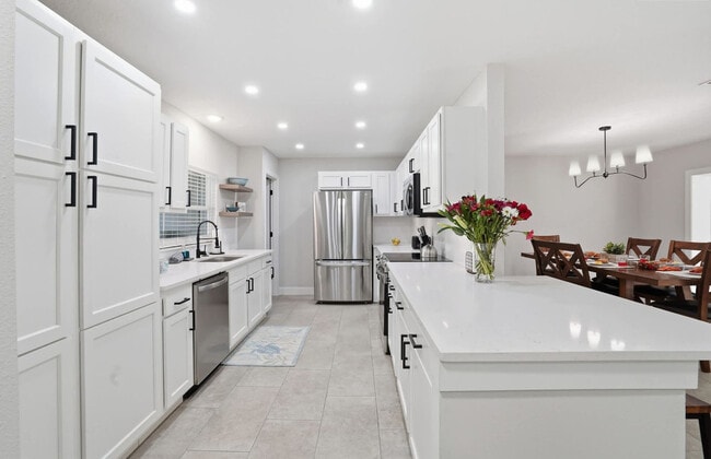Building Photo - 3301 Woodmont Dr